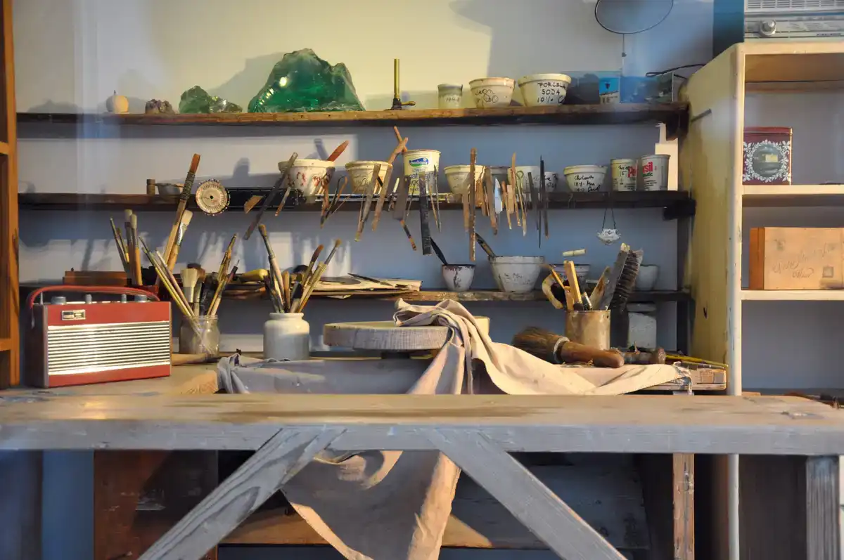 Werkbank mit Werkzeugen