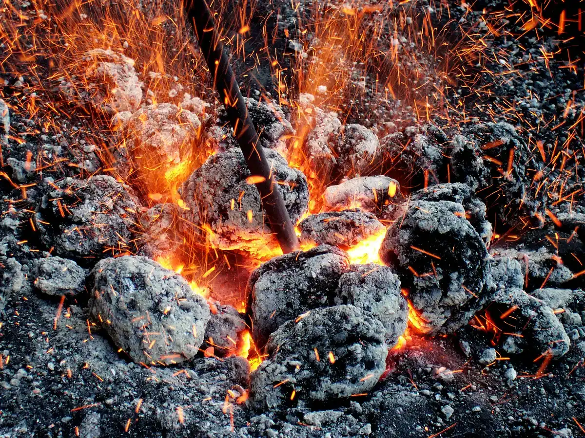 Metall — Schmiedefeuer mit Funken